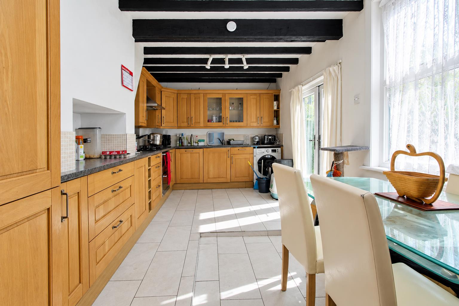 3 bed property in Purley Way, Croydon
